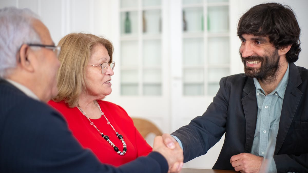 Klant overlegt met een jurist over het inschakelen van een incassobureau