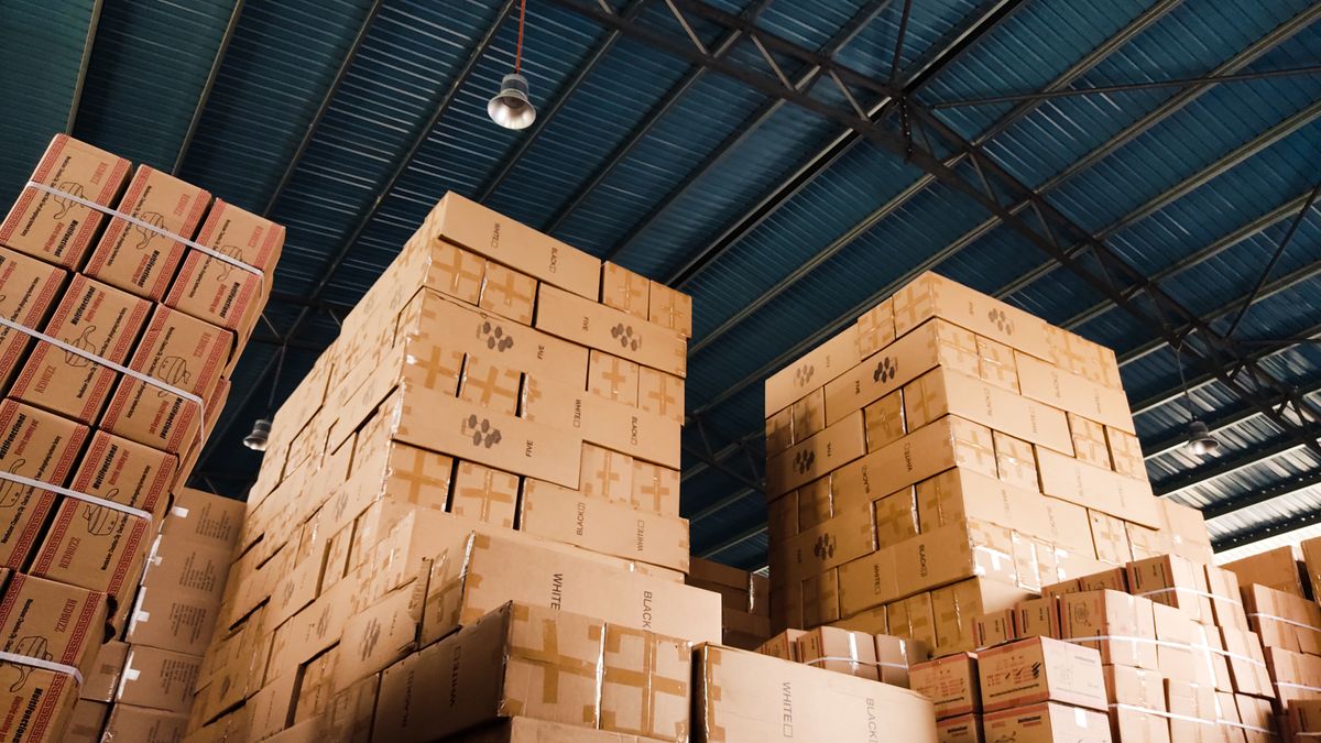 Magazijn vol dozen — risico-overgang en levertijden in leveringsvoorwaarden