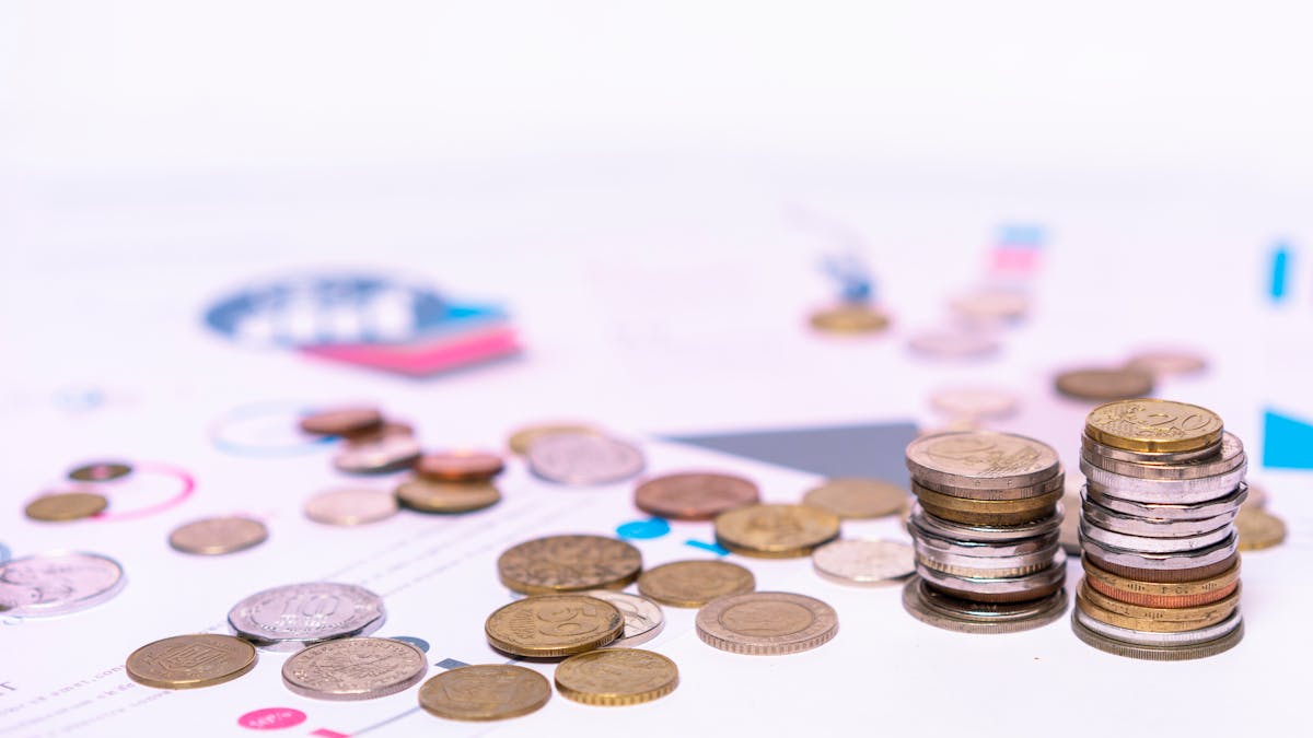 Gestapelde euromunten op financiële documenten — drie prijsroutes voor algemene voorwaarden