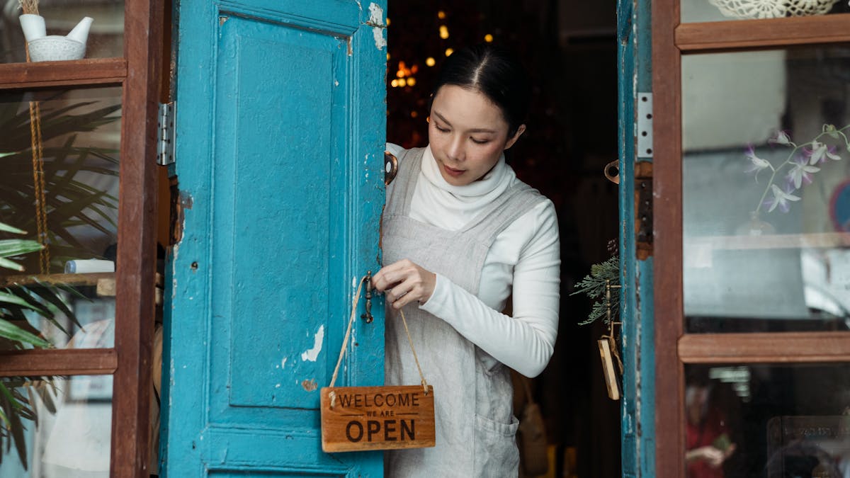 Webshopeigenaar opent haar winkel — algemene voorwaarden voor de webshop