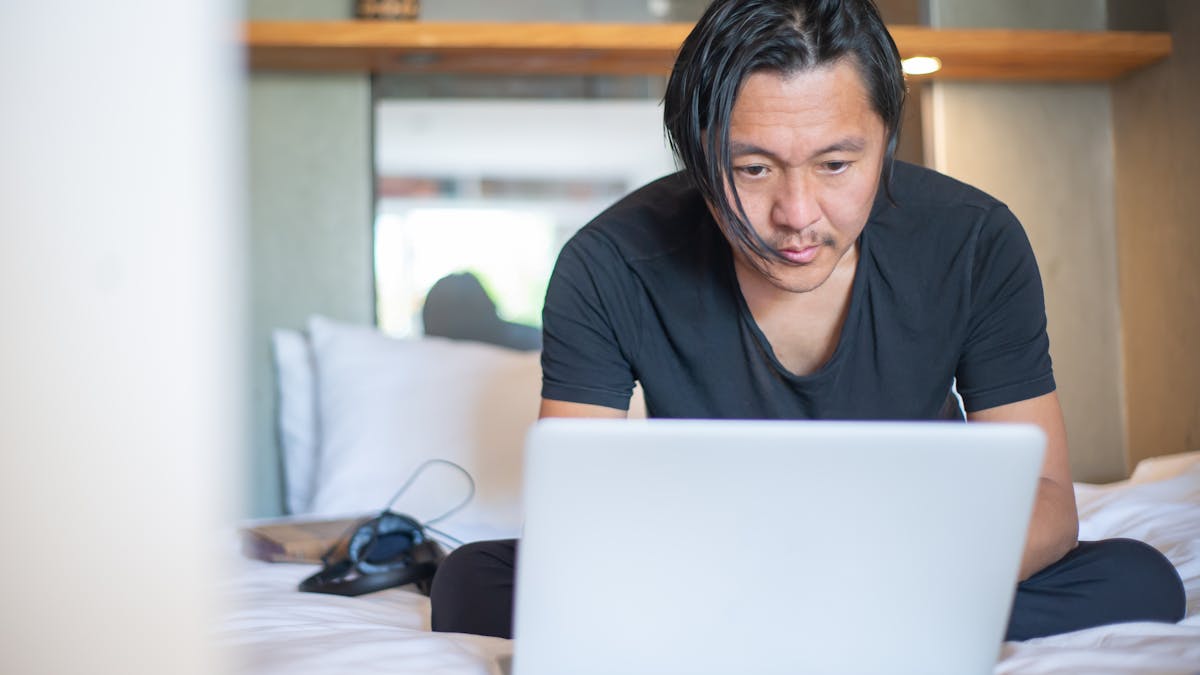 Zzp'er schrijft thuis zelf algemene voorwaarden op een laptop