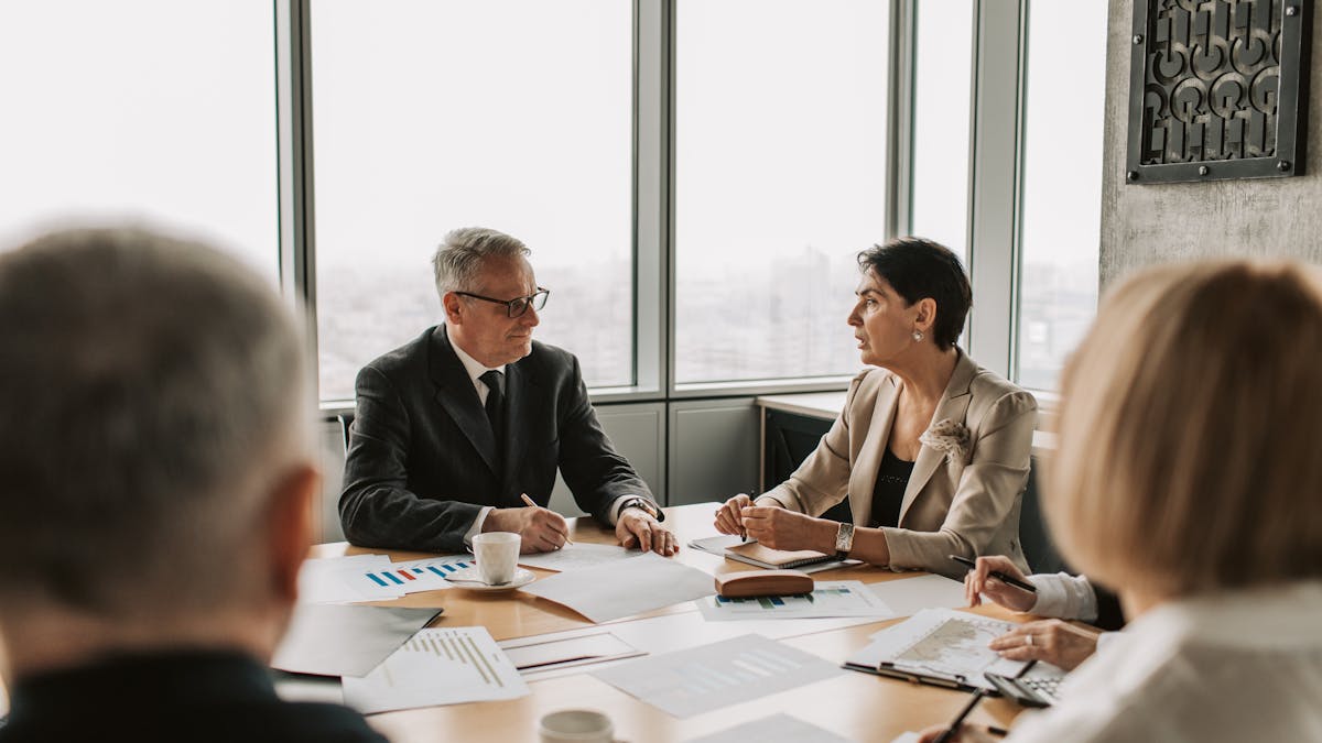 Aandeelhouders in een boardroom-overleg — afspraken in de aandeelhoudersovereenkomst