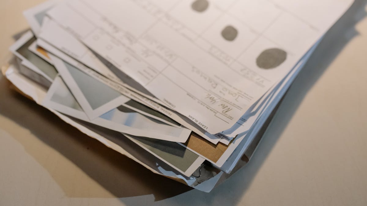 Stapel oprichtingsdocumenten van een BV