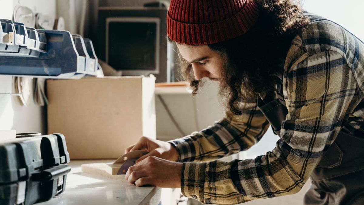 Zelfstandige zzp'er weegt arbeidsongeschiktheidsverzekering af
