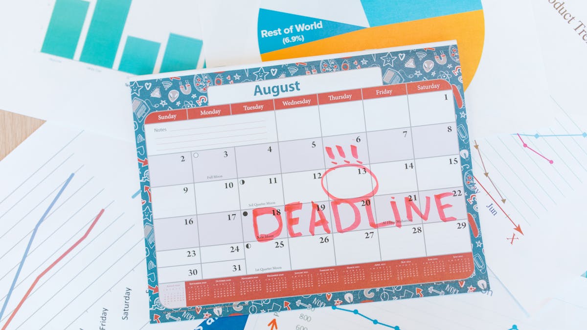 Kalender met deadline in rood — moment om een incassobureau in te schakelen