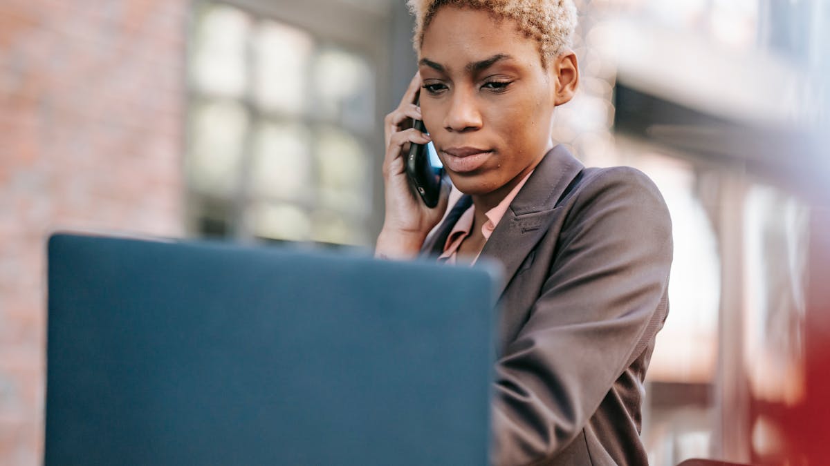 Incassomedewerker telefoneert over een openstaande factuur