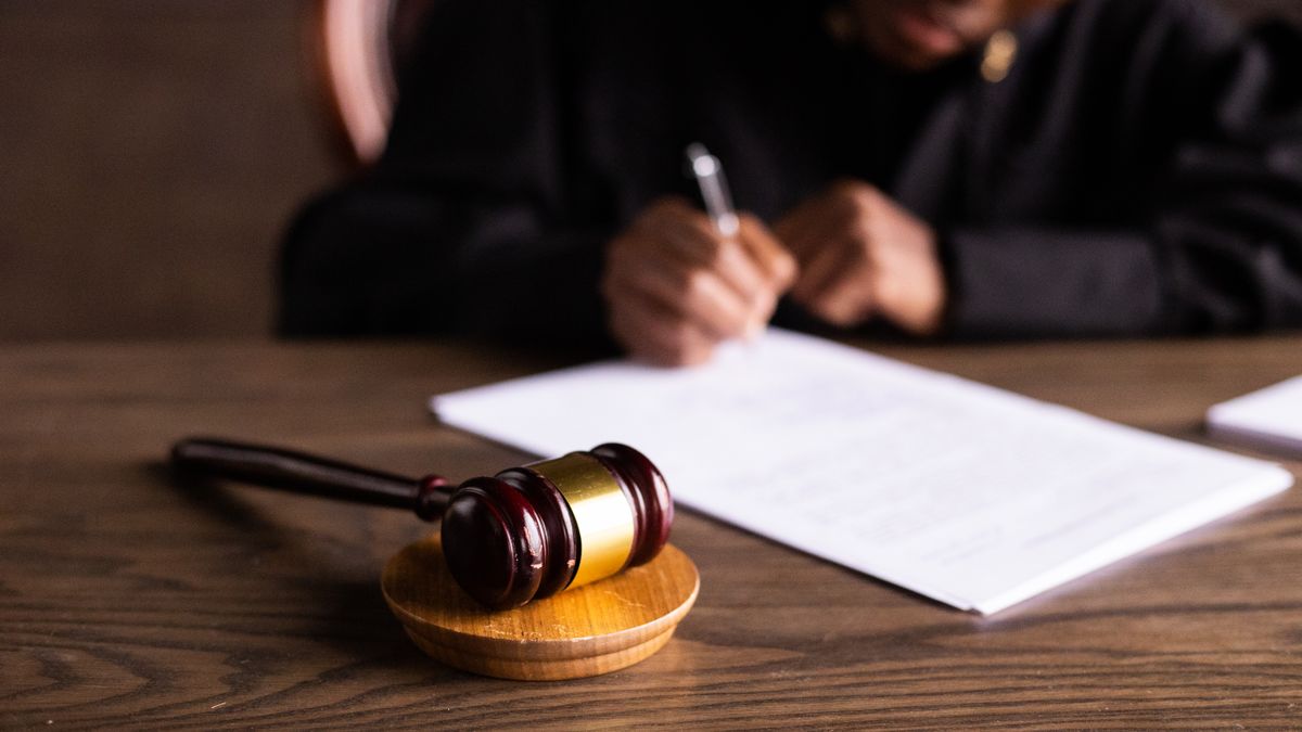 اللجوء إلى المحكمة في حالة الشك بشأن العمل الحر والأجر بالساعة
