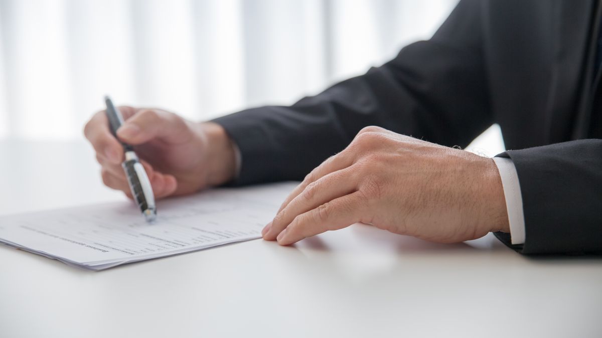 Advocaat aan het algemene voorwaarden door advocaten opstellen aan bureau