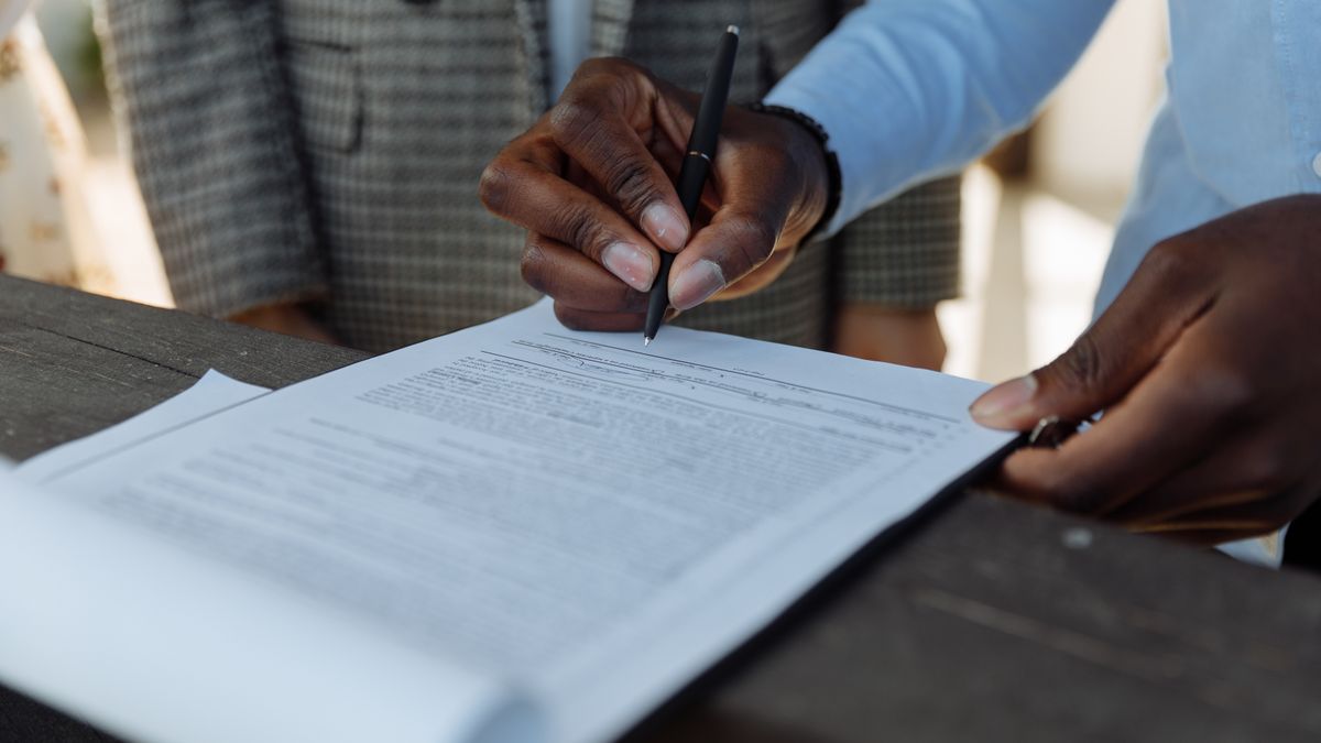 Algemene voorwaarden voor een bemiddelingsbureau opstellen aan een werktafel