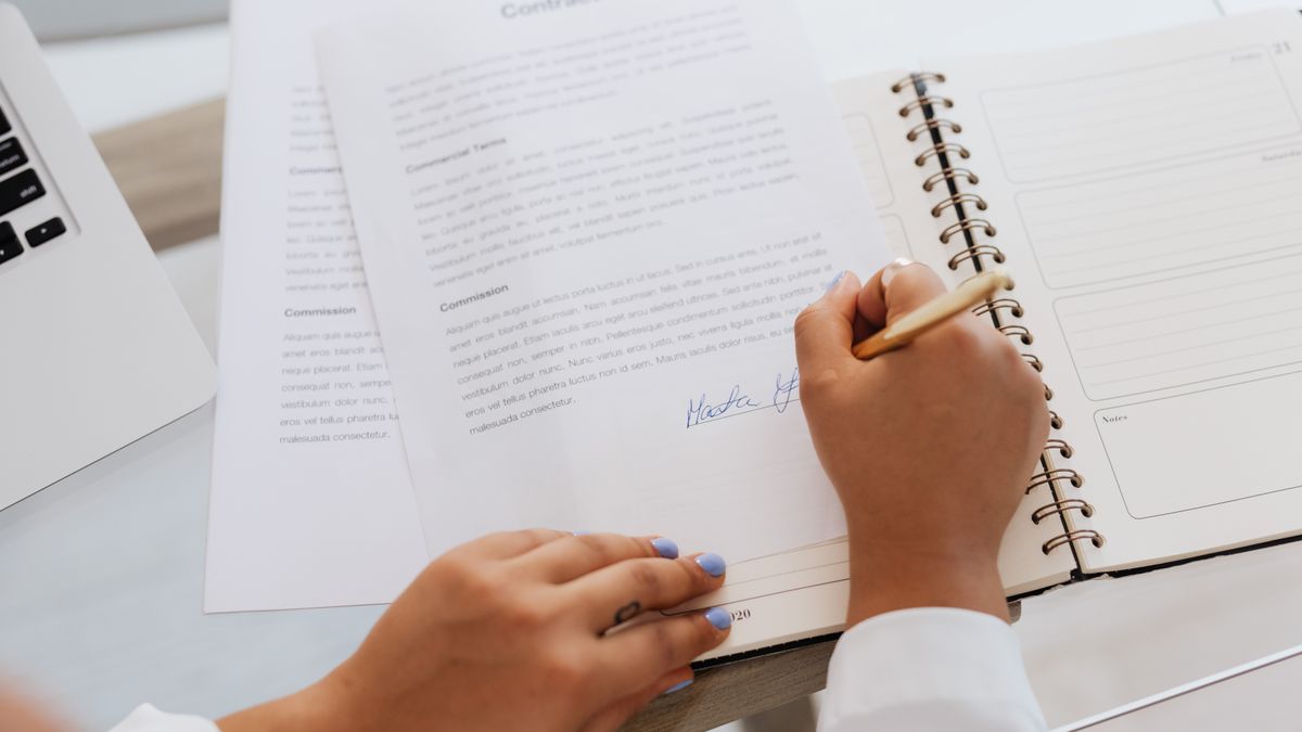 Algemene voorwaarden voor evenementen opstellen aan een werktafel
