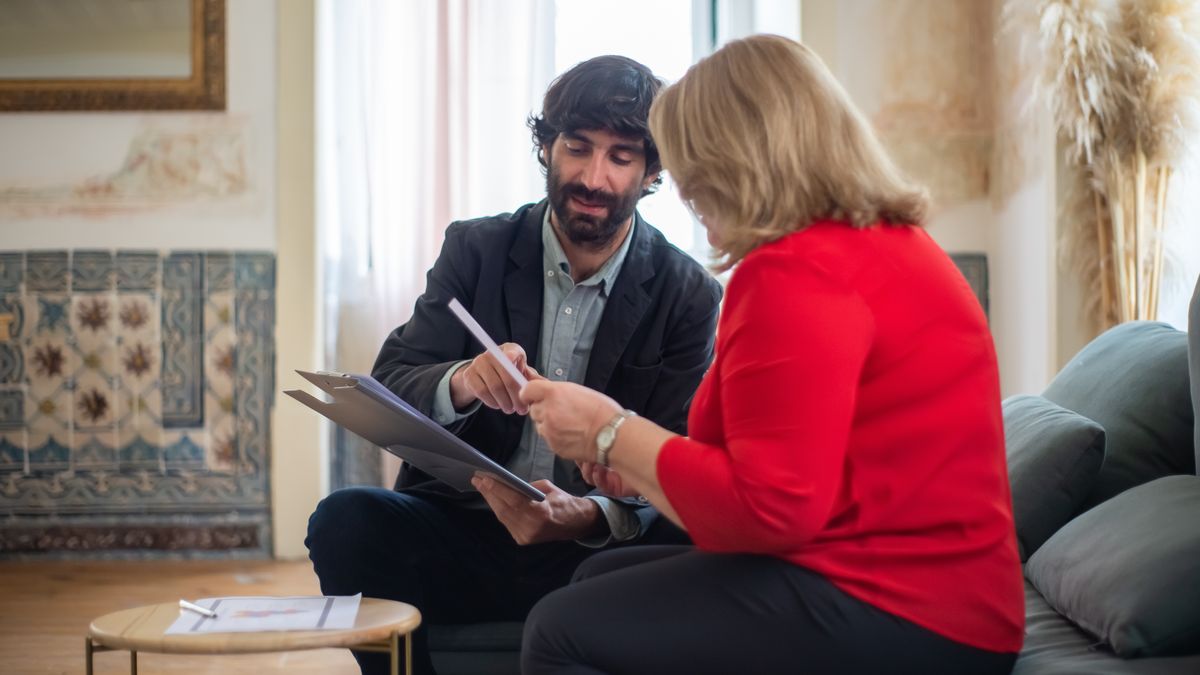 Jurist controleert een opgestelde betalingsherinnering op verzuim en kosten