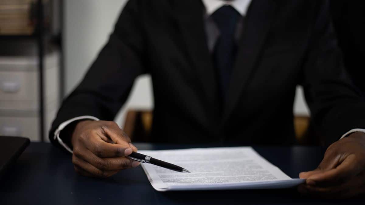 Jurist toetst clausules in een overeenkomst