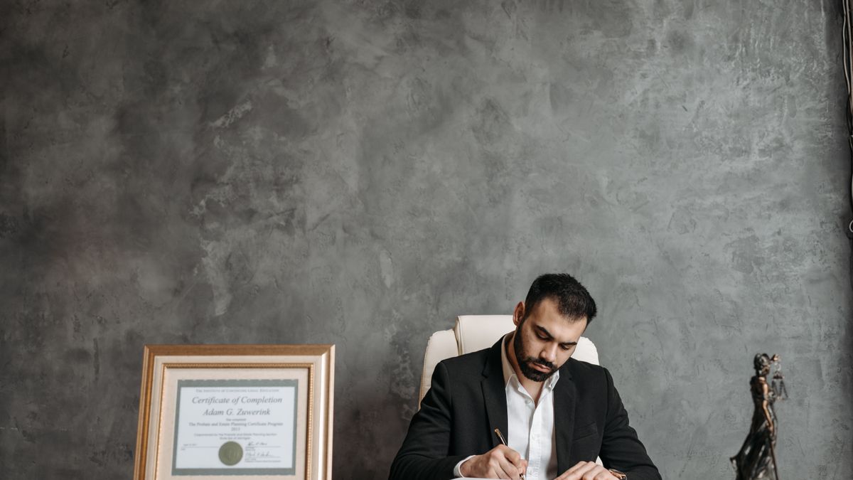 Küçük ve orta ölçekli işletmeler konusunda uzman bir avukata sözleşme hazırlatın