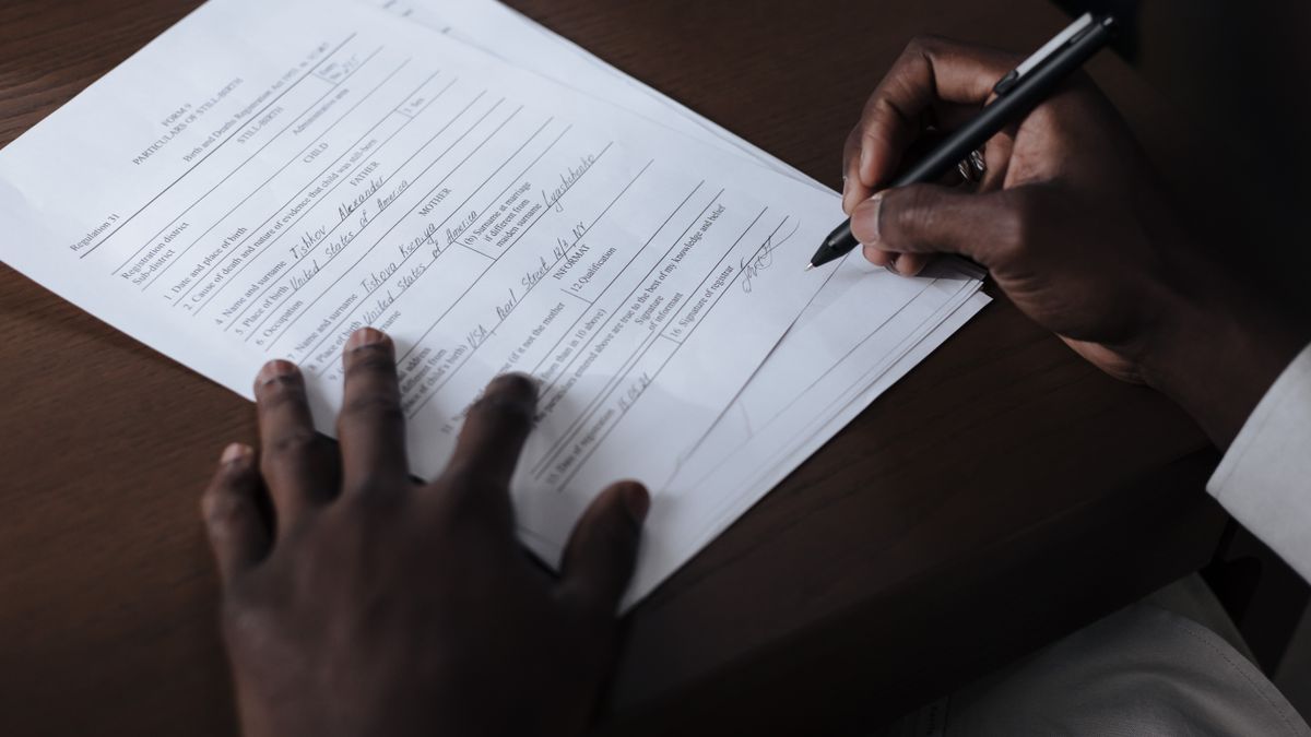 Ondernemer die een licentieovereenkomst app laten opstellen bespreekt met een jurist