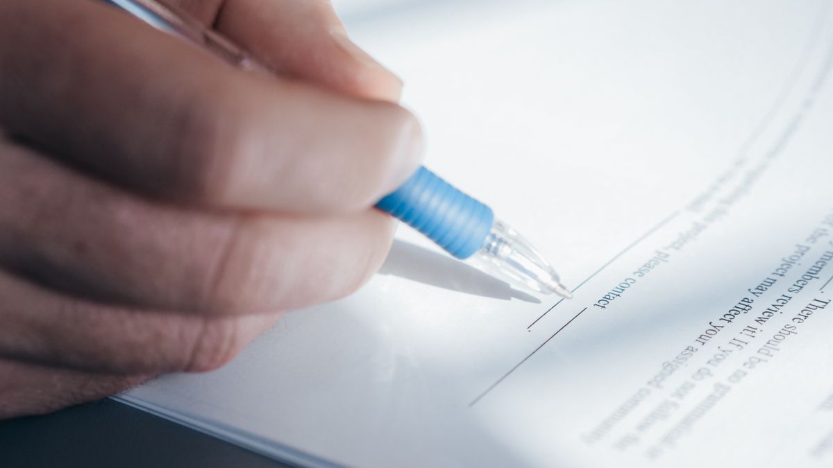 Saas gebruiksvoorwaarden opstellen aan een bureau met een laptop en een SaaS-app