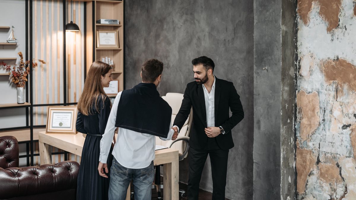 Ondernemer overlegt met mkb-jurist over het laten opstellen van een software support contract