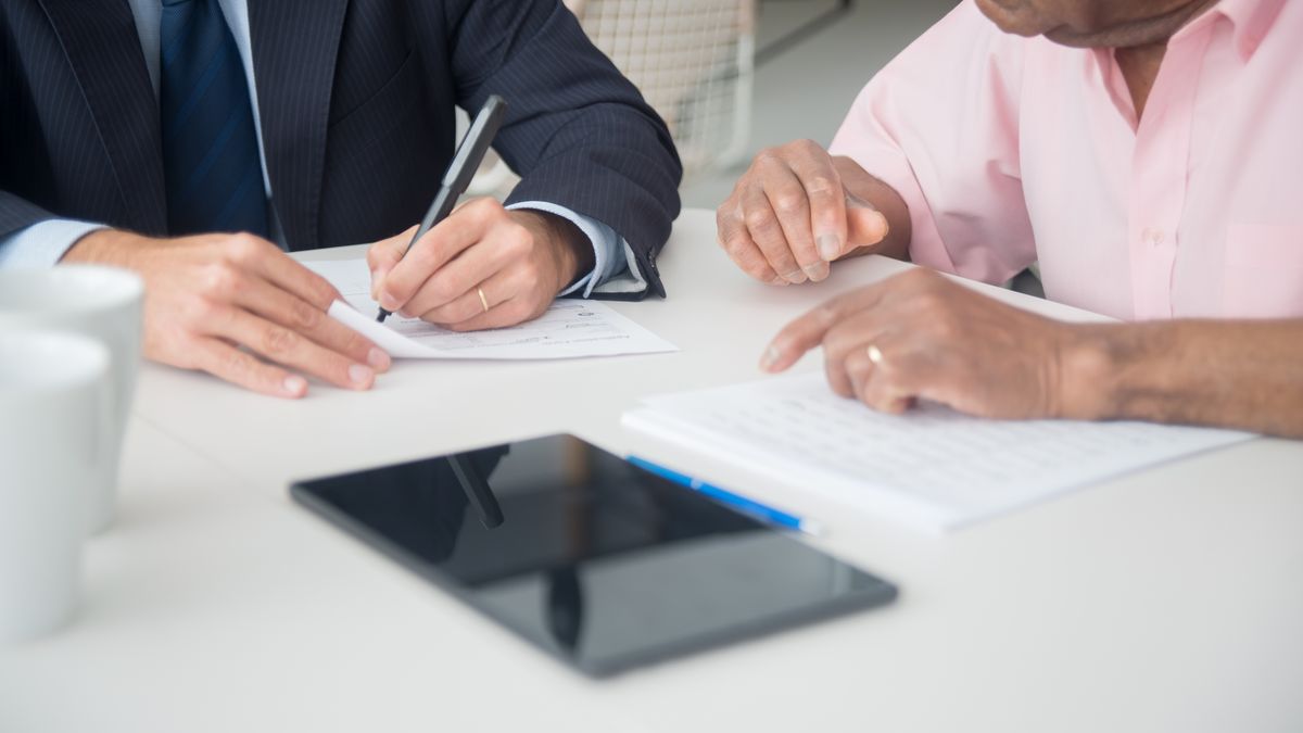 Jurist legt gebruiksvoorwaarden voor een online dienst uit aan een ondernemer