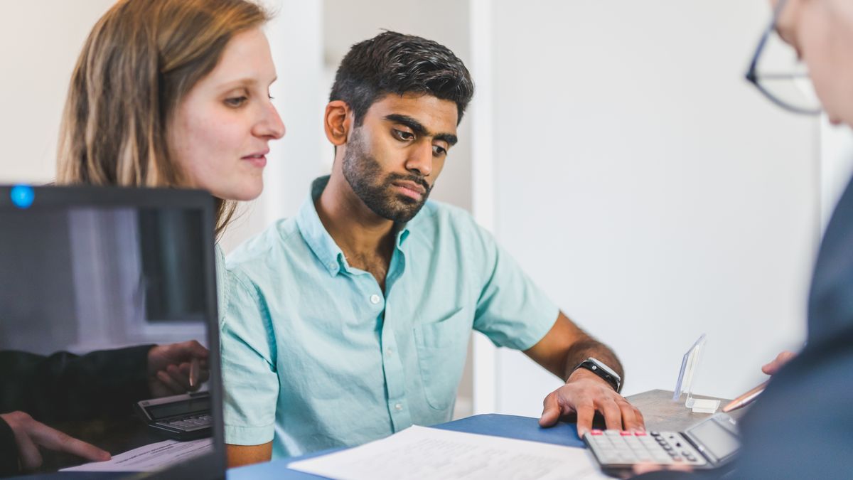 Ondernemer bespreekt de uitkomst van een algemene voorwaarden scan met een jurist