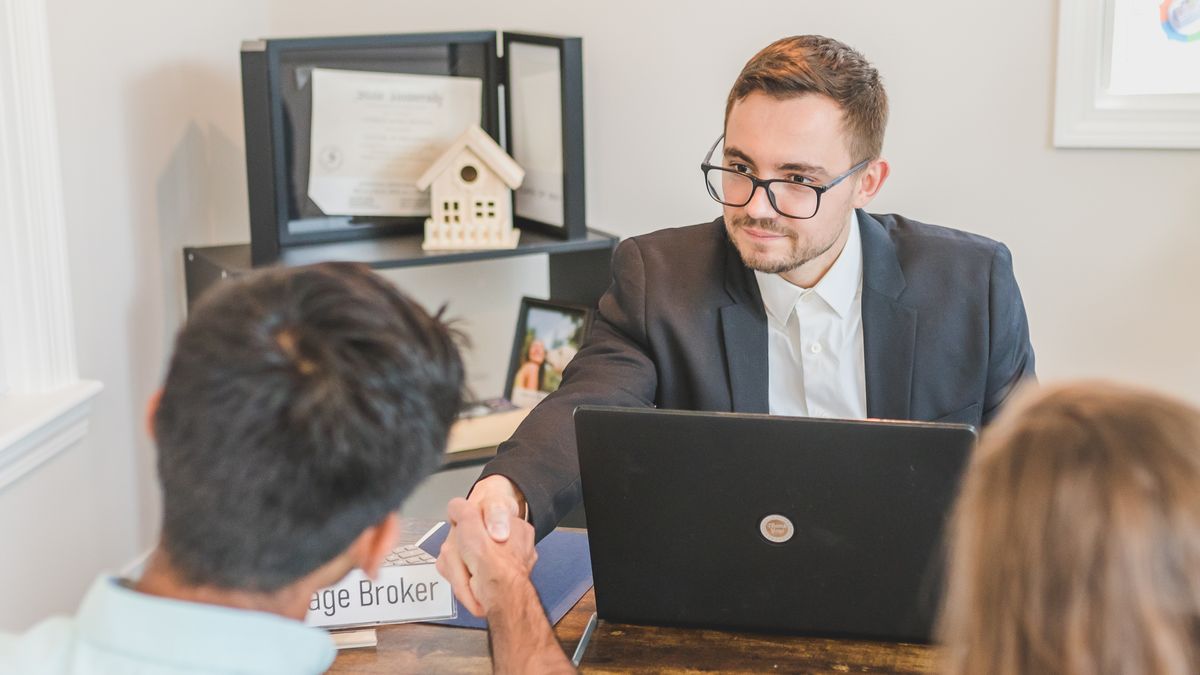 Jurist bespreekt de algemene voorwaarden met een energielabeladviseur