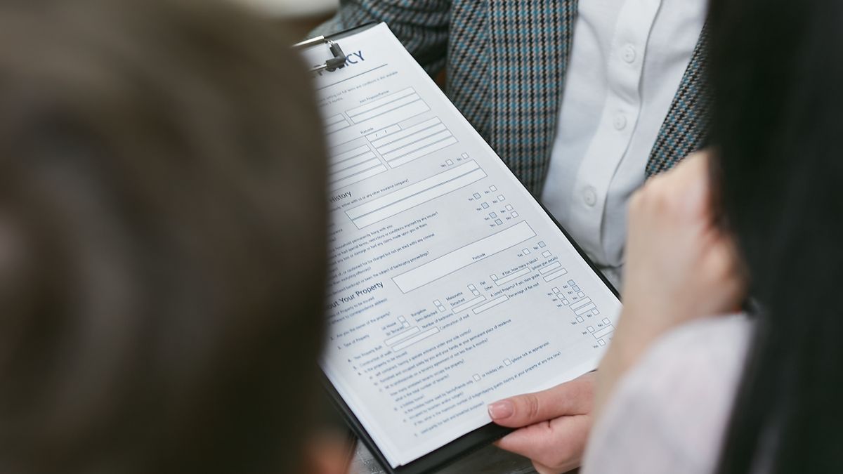Jurist helpt bij het opstellen van een zzp-contract