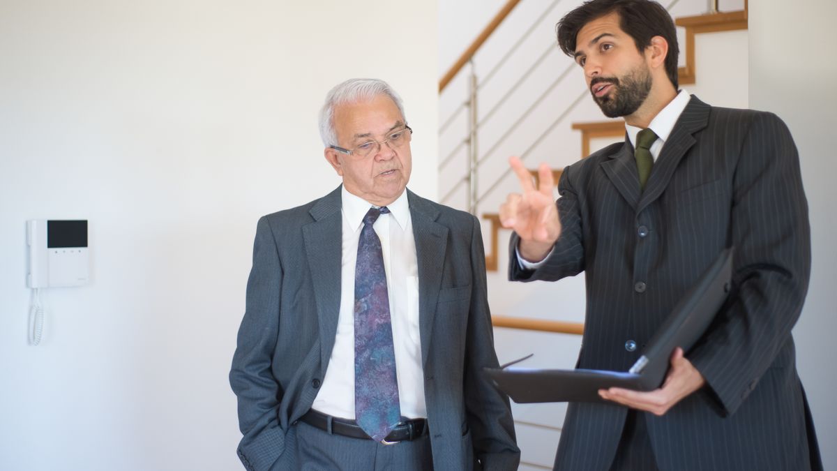 Jurist bespreekt een zzp-contract voorbeeld met een ondernemer
